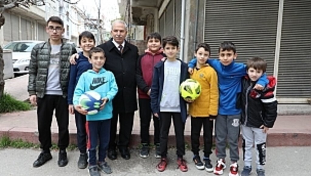 BAŞKAN DEMİRTAŞ, KENDİSİNDEN FUTBOL TOPU İSTEYEN ÇOCUKLARIN SEVİNCİNE ORTAK OLDU