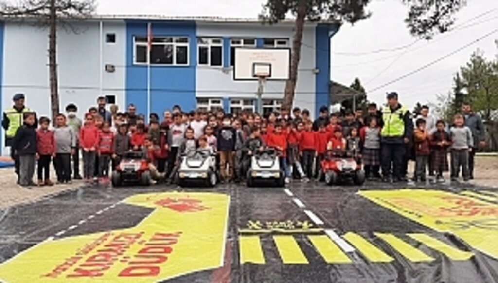 İLKADIM BELEDİYESİ'NDEN KÖY STATÜSÜNDEKİ OKULLARDA MİNİKLERE TRAFİK EĞİTİMİ