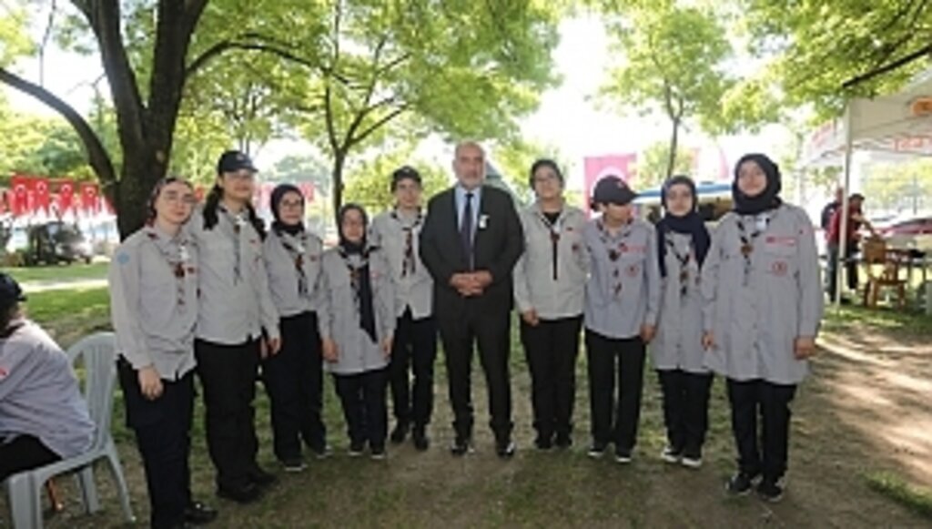 SANDIKÇI’DAN İZCİLERE SİMİT VE SAHLEP İKRAMI