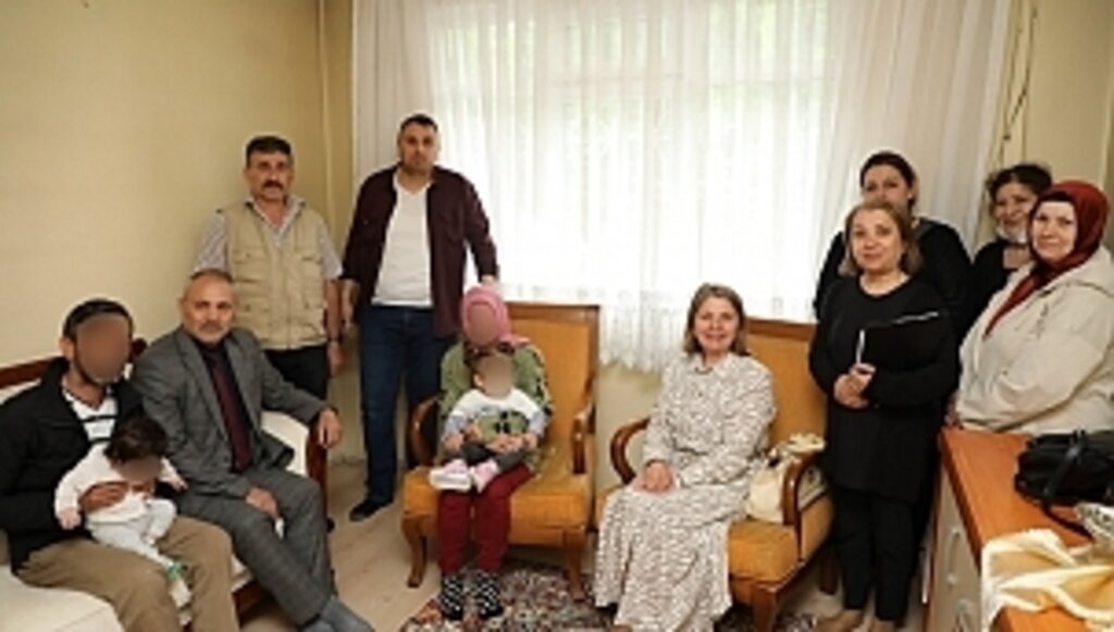 İLKADIM'DA HAYIR ÇARŞISI İHTİYAÇ SAHİBİ AİLELERİN MUTLULUĞUNA ORTAK OLUYOR