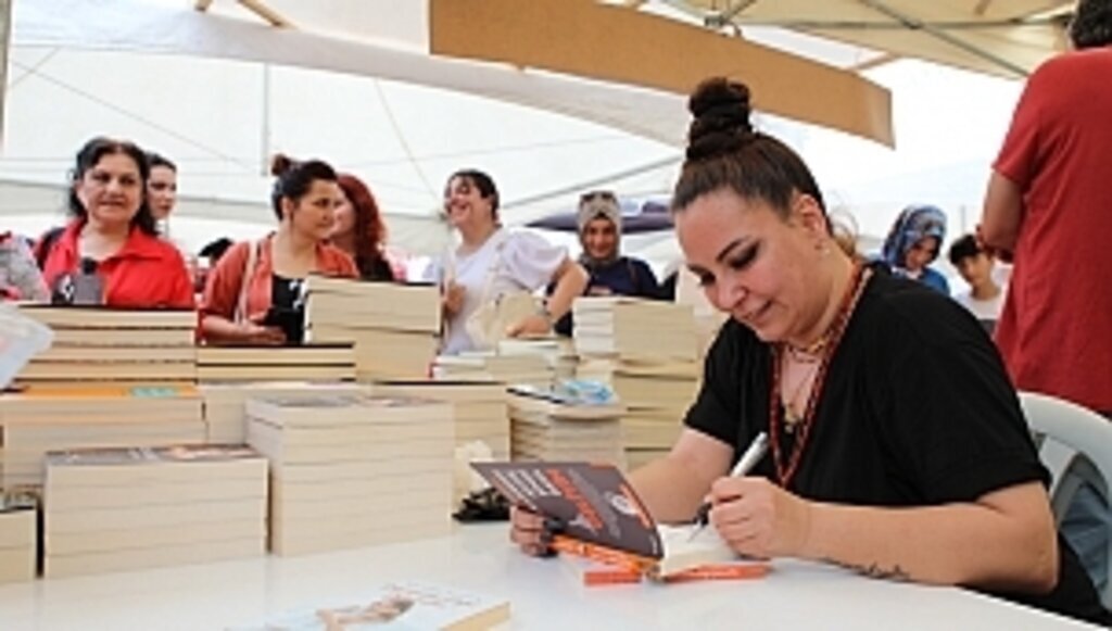 İLKADIM’DA KİTAP FUARI HAFTA SONUNDA BİLE YOĞUN İLGİ GÖRDÜ