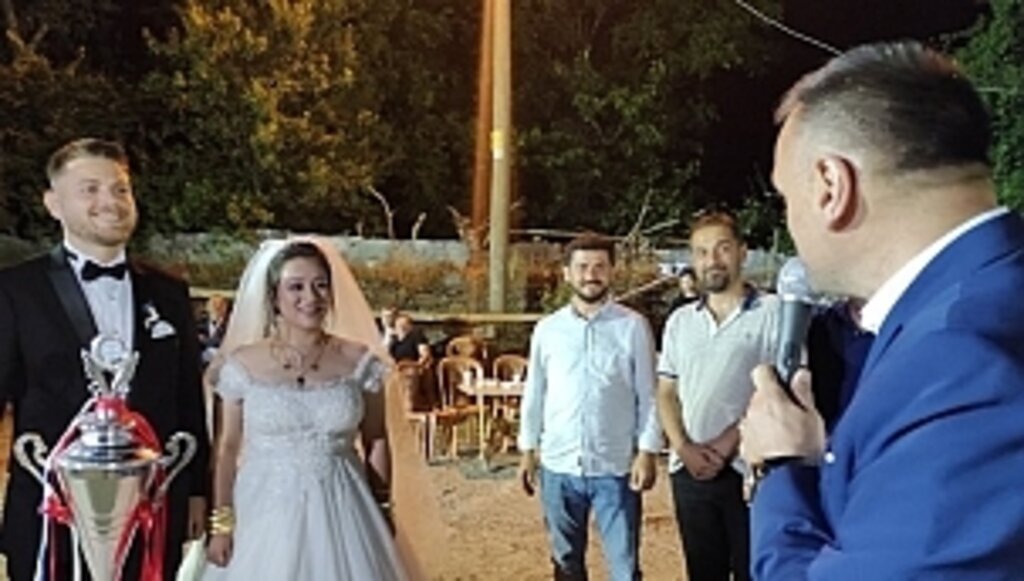 Kupayı Eşine Armağan Etti