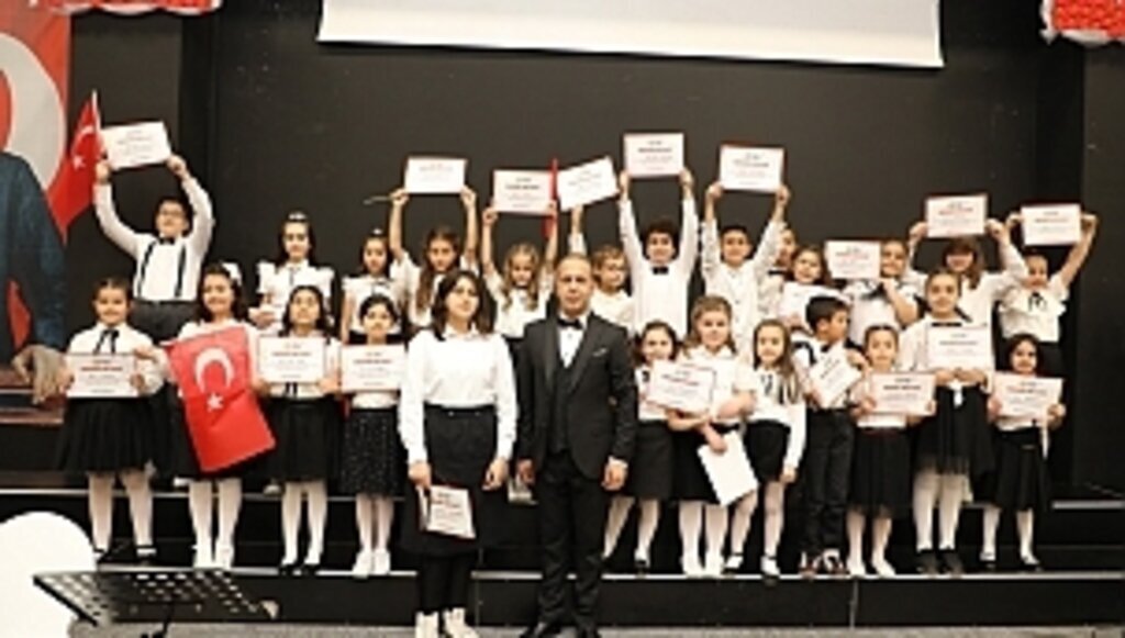 MİNİK YÜREKLERİN SESLENDİRDİĞİ ESERLER DİNLEYENLERİNDEN ALKIŞ TOPLADI