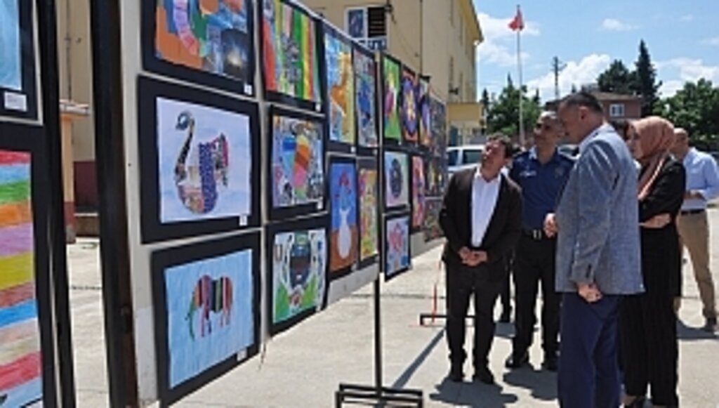 Samsun’un Salıpazarı İlçesinde Görsel Sanatlar Sergisi açıldı. 