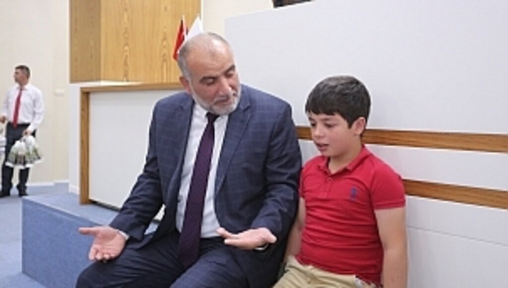 Sandıkçı’yı Ziyaret Eden Öğrenci Mutluluktan Ağladı