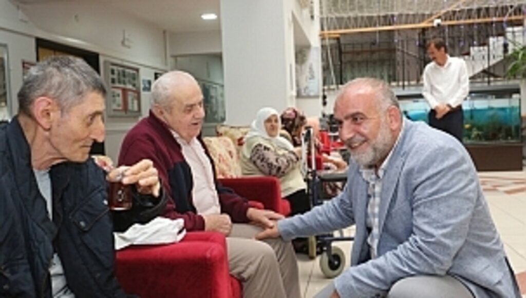 Başkan Sandıkçı Huzurevi Sakinleriyle Bayramlaştı 