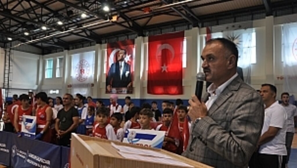 Salıpazarı Belediye Başkanı Halil Akgül, “Yaz Spor Okulları”nın açılış törenine katıldı