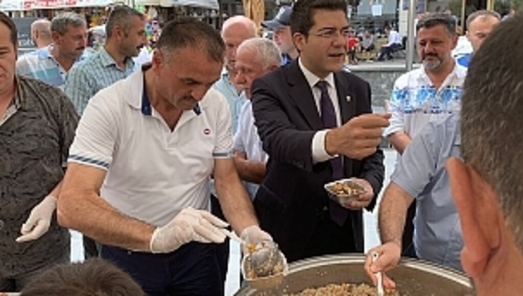 Başkan Akgül aşure dağıttı