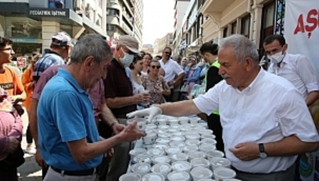 BAŞKAN DEMİRTAŞ 7 NOKTADA VATANDAŞLARA AŞURE İKRAMINDA BULUNDU