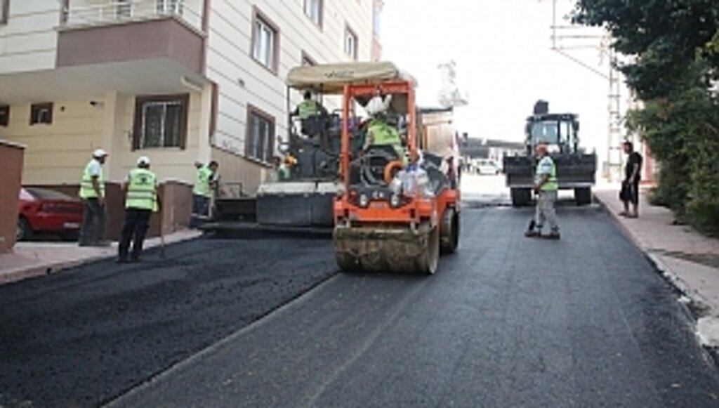 BAŞKAN DEMİRTAŞ FİNİŞERE ÇIKARAK ASFALT DÖKTÜ