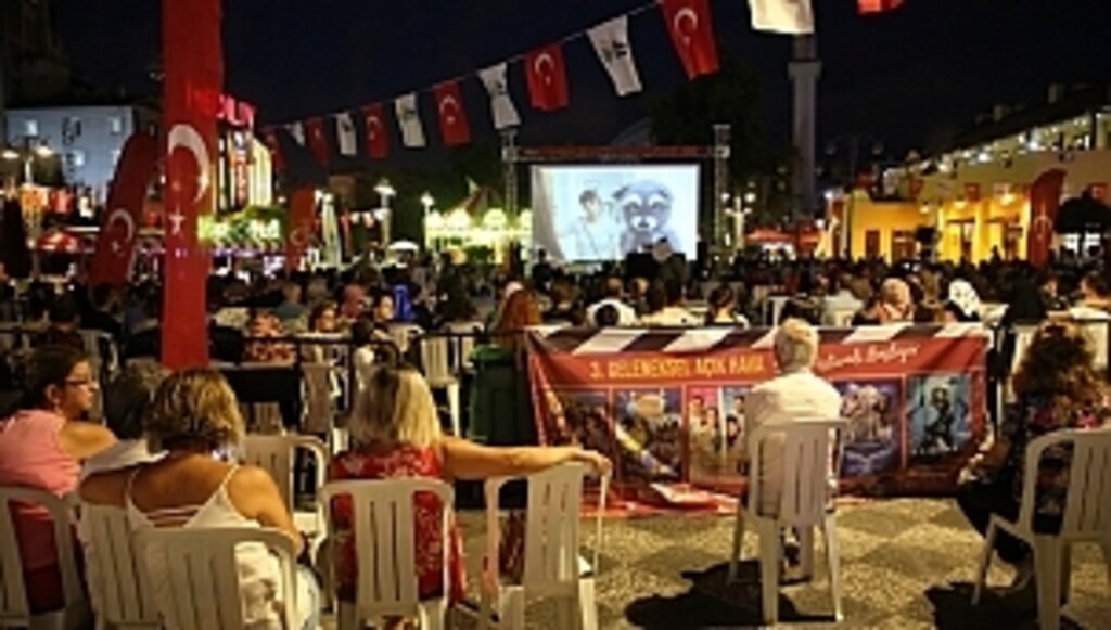 GELENEKSEL AÇIK HAVA SİNEMA GÜNLERİNE İLKADIM’DA YOĞUN İLGİ