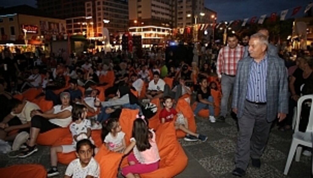 İLKADIM GELENEKSEL AÇIK HAVA FİLM FESTİVALİ “AYKUT ENİŞTE” FİLMİ İLE BAŞLADI