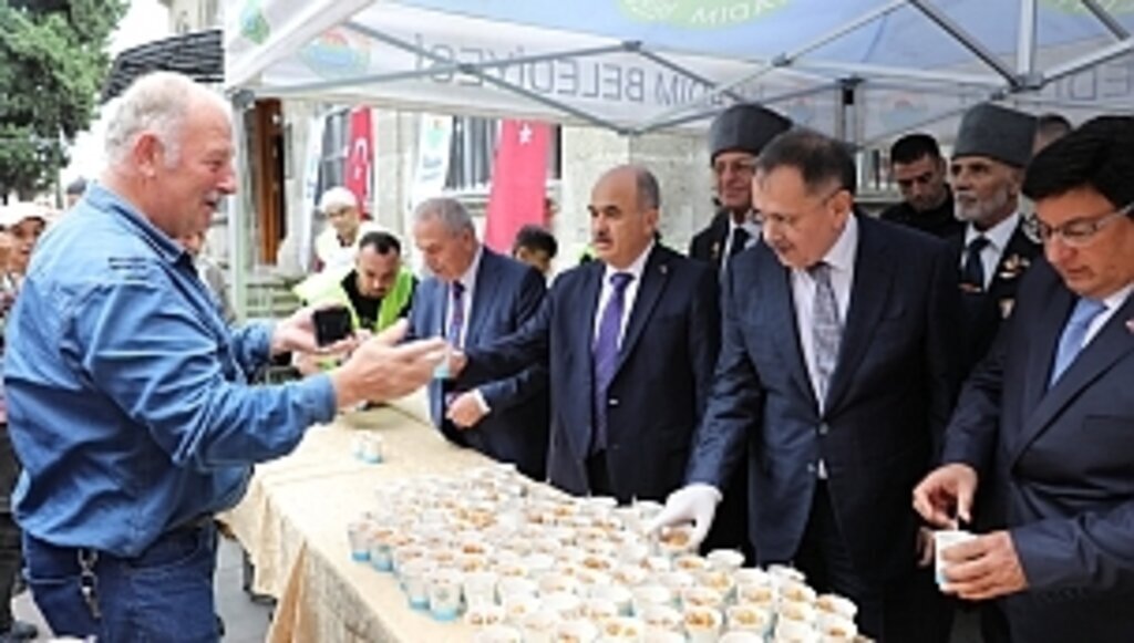 BAŞKAN DEMİRTAŞ GAZİLER GÜNÜ’NDE BÜYÜK CAMİİ’NDE VATANDAŞLARA LOKMA İKRAM ETTİ