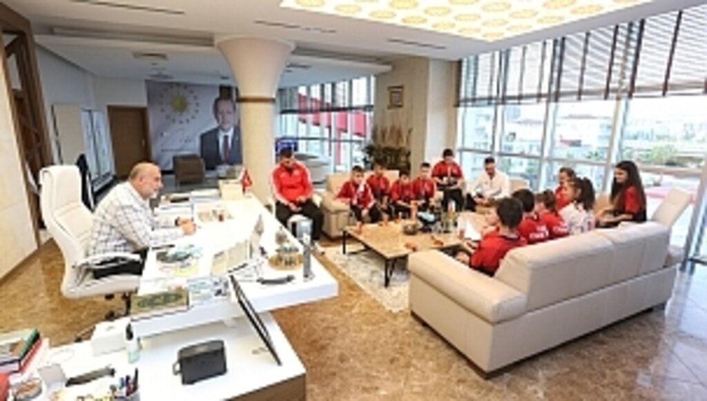 Başkan Sandıkçı Şampiyon Sporcuları Ağırladı