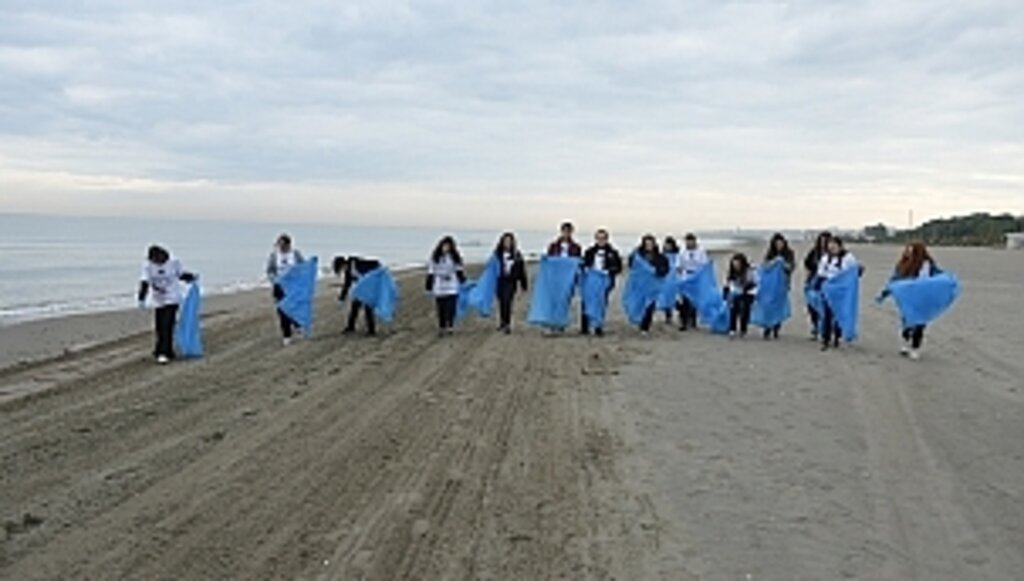 Öğrenciler, iklim değişikliğine dikkat çekmek için sahilde çevre temizliği yaptı
