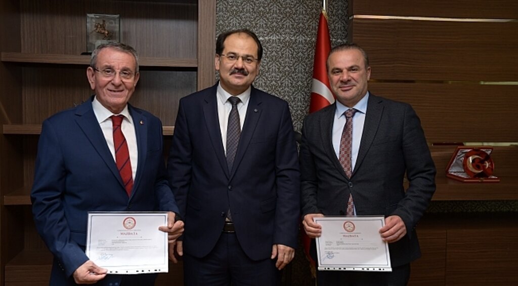 Başkan Murzioğlu ve Akyüz mazbatalarını aldı