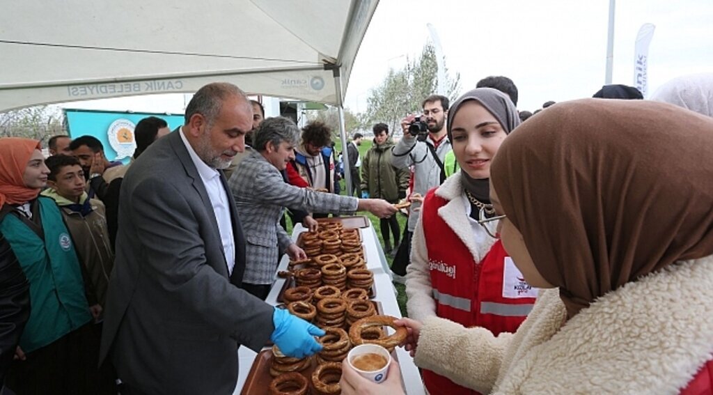 Başkan Sandıkçı'dan Gençlere Salep ve Simit İkramı - samsun haber