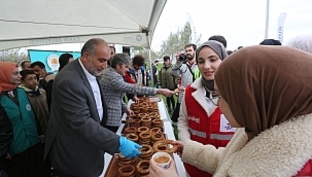 Başkan Sandıkçı’dan Gençlere Salep ve Simit İkramı - samsun haber