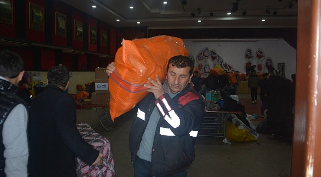 19 Mayıs'ta Deprem Bölgesine 5. Tır Yolcu Edildi