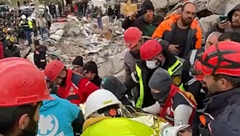 CAK Canik Belediyesi Arama Kurtarma Ekipleri Enkaz Altında Kalan Kadını 108 Saat Sonra Sağ Olarak Kurtard