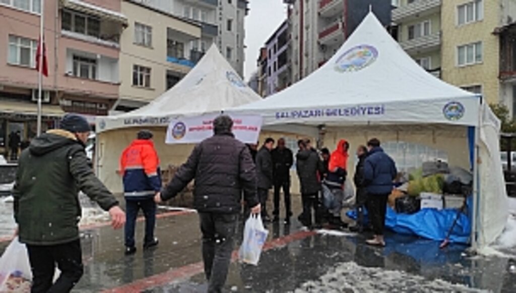 Salıpazarı halkından depremzedelere yardım