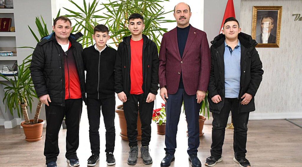 Başkan Kılıç’tan başarılı sporculara ödül