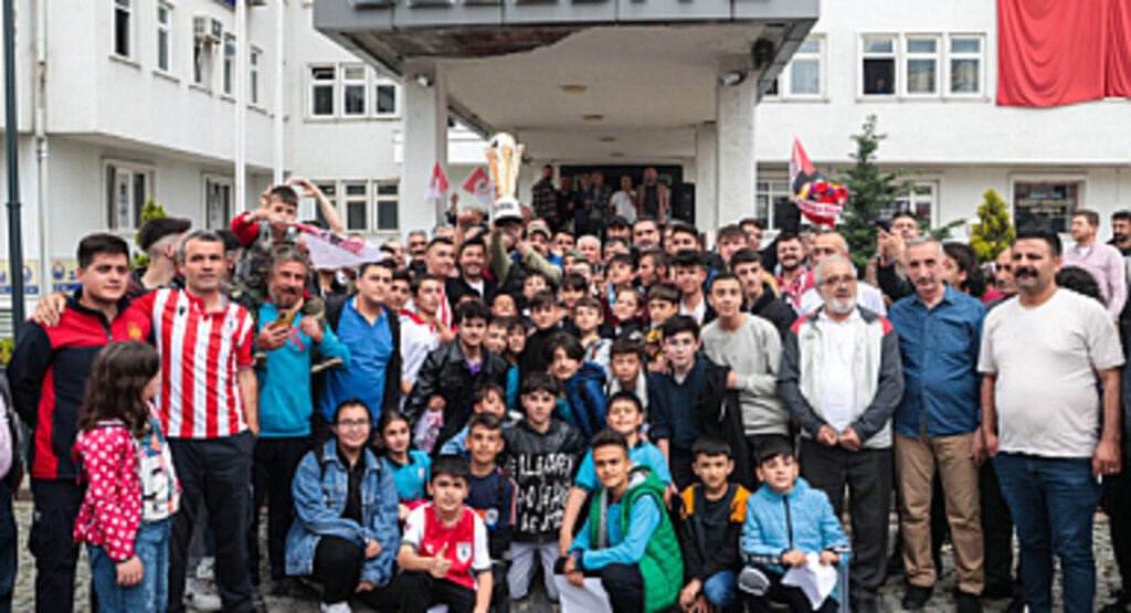 Şampiyonluk kupası taraftarla buluşmaya devam ediyor