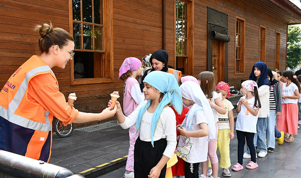 Terme Belediyesi'nden çocuklara dondurma ikramı