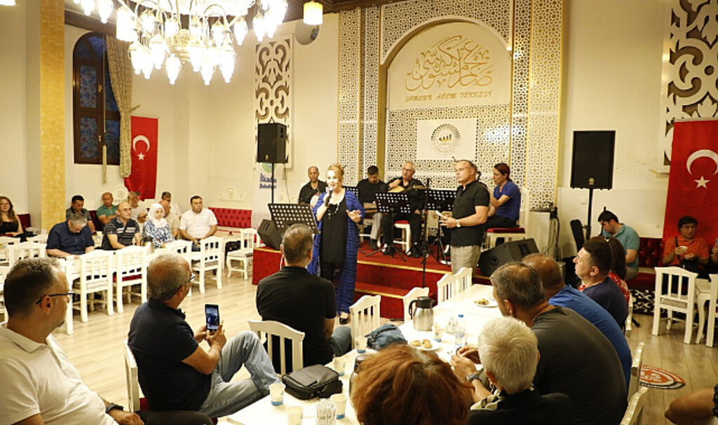 İLKADIM’DA ŞİİRLER İLE TÜRKÜLERİN BULUŞTUĞU GECEDE İLTER YEŞİLAY RÜZGARI ESTİ