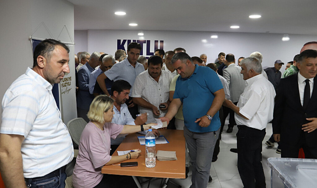AK Parti'de istifa olan ilçelerde temayül