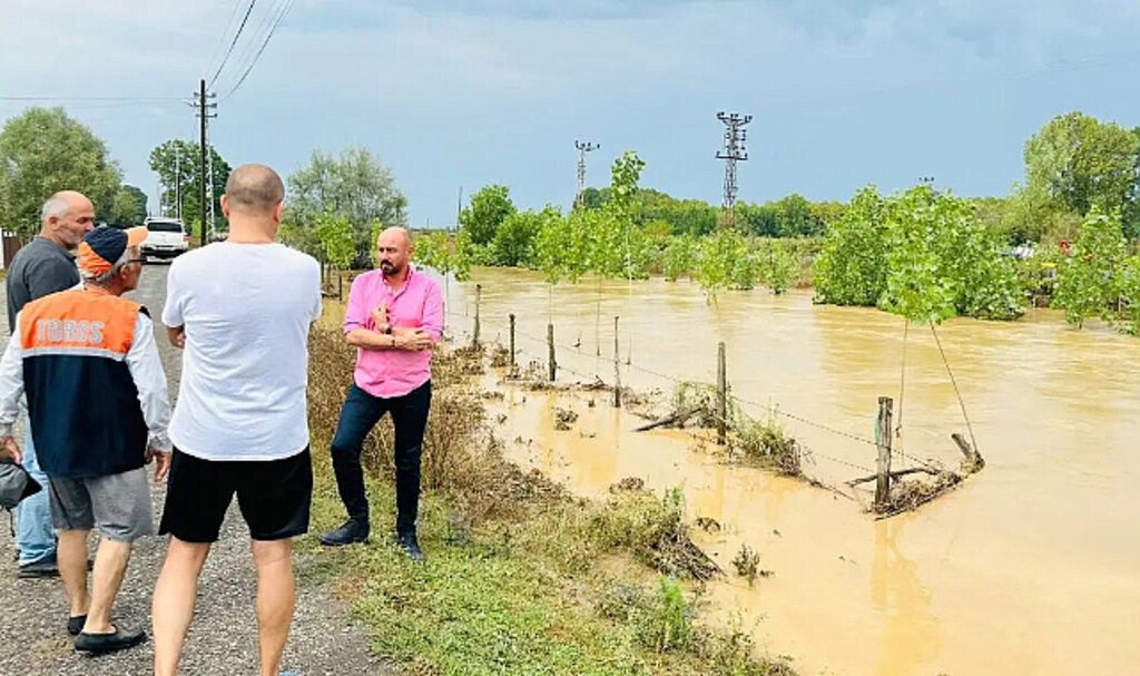 TEKKEKÖY'DE EKİPLER SEL AFETİ İÇİN SAHADA