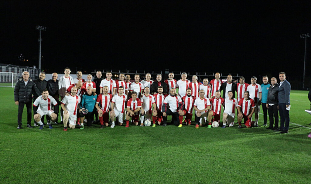 İl protokolü ile Samsunspor’un eski futbolcuları dostluk maçında karşılaştı
