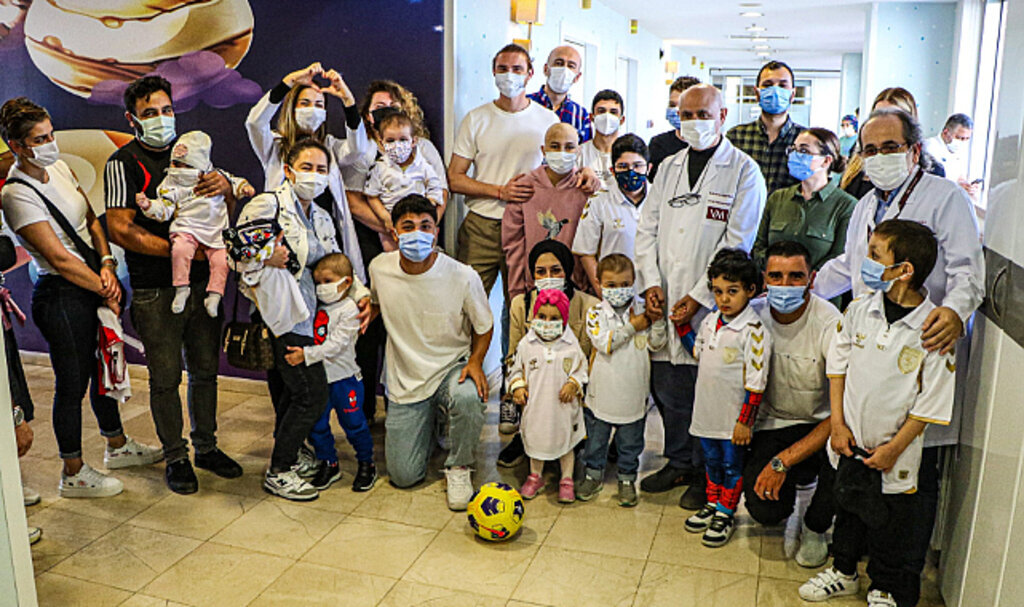 FUTBOLCULARDAN LÖSEMİLİ ÇOCUKLARA FORMA
