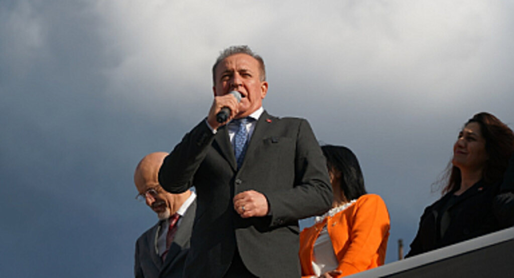 CEVAT ÖNCÜ: ‘BİZ SAMSUN’U YÖNETEMEYENLERİ ELEŞTİRİYORUZ SES BAŞKA YERDEN GELİYOR’