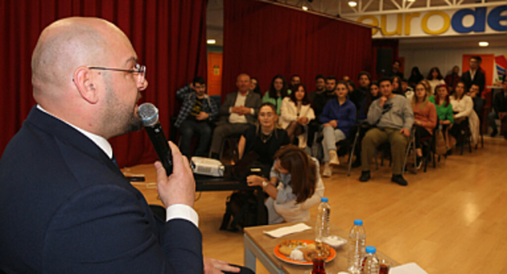 Üniversiteli gençler sordu, Türkel cevapladı