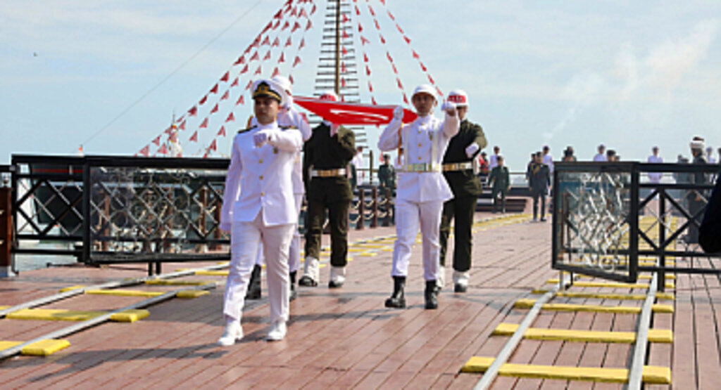 Atatürk’ü temsil eden bayrak karaya çıktı