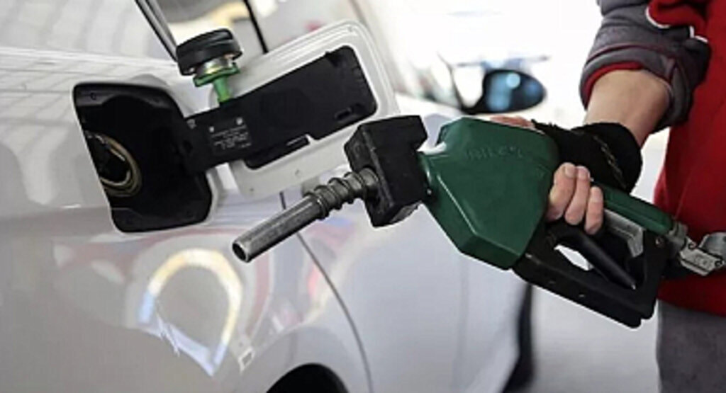 Benzine ve motorine indirim geliyor