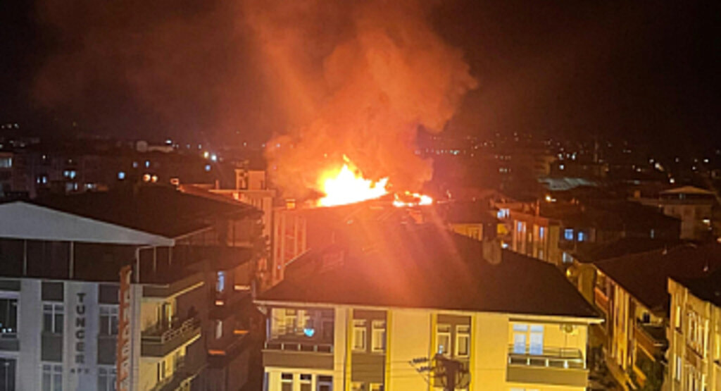 ÇARŞAMBA’DA ÇATI YANGINI