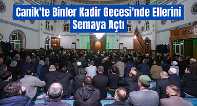 Canik'te Binler Kadir Gecesi'nde Ellerini Semaya Açtı
