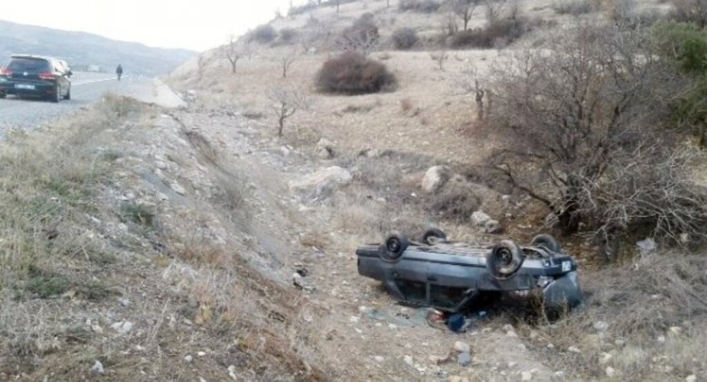 Adıyaman’da otomobil şarampole yuvarlandı: 4 yaralı