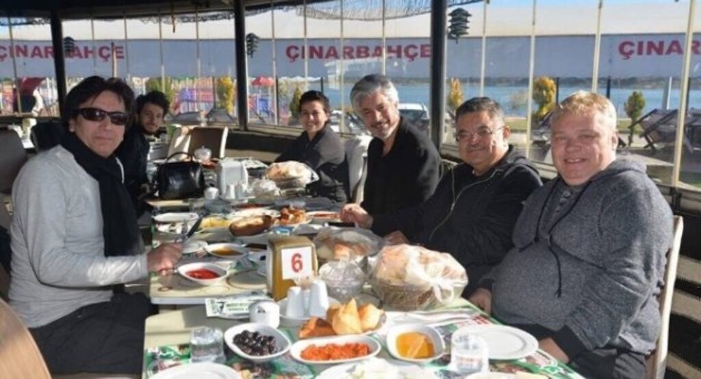 Başkan Yağcı'dan Süheyl ve Behzat Uygur kardeşlere muhteşem manzara eşliğinde sabah kahvaltısı