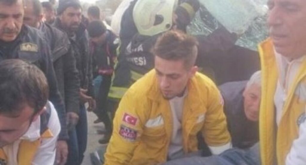 Beton mikseri devrildi: 2 yaralı
