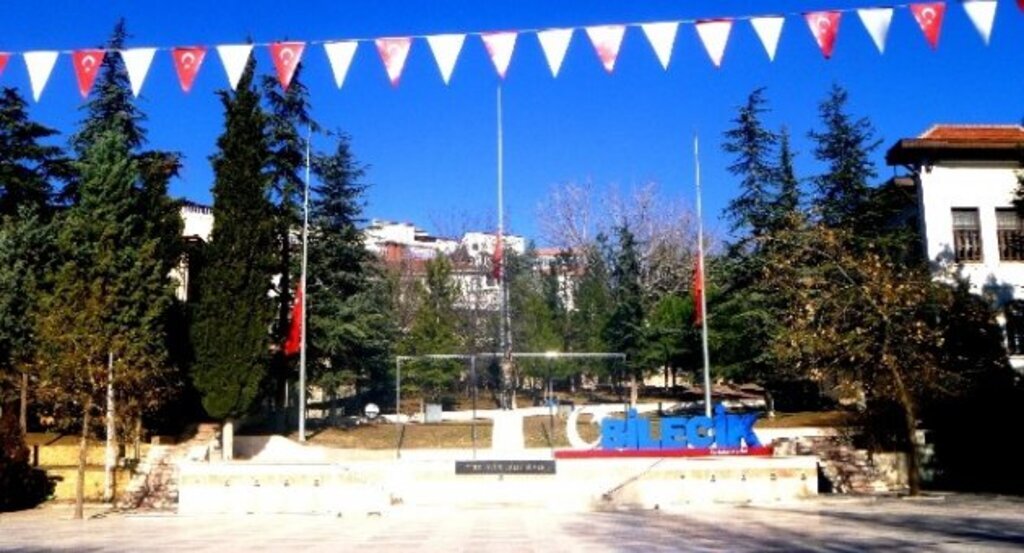 Bilecik’te bayraklar yarıya indirildi