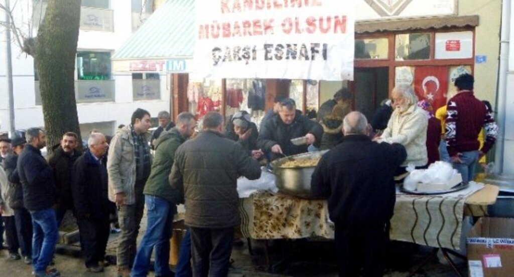 Bilecik’te çarşı esnafı helva dağıttı