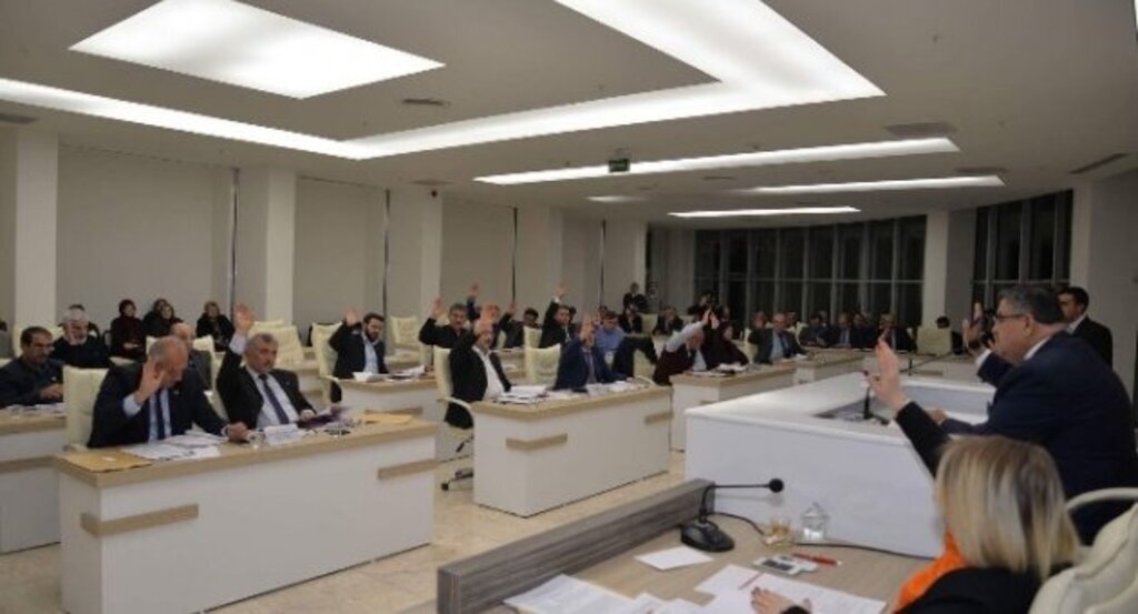 Diriliş Ertuğrul dizisinin yapımcı ve senaristi ile başrol oyuncusuna Fahri Bilecikli Beratı