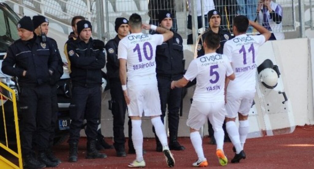 Futbolcu gol sevincini polis memurlarına selam durup, sarılarak gösterdi