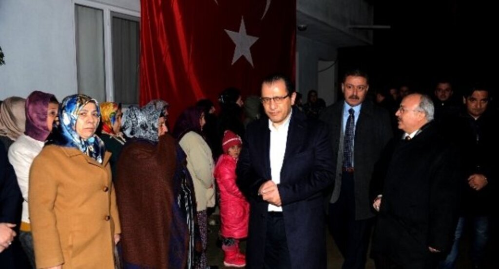 Kandil gecesi şehit oğullarının taziyesini kabul ettiler