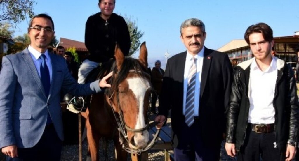 Özel çocuklar at üzerinde terapiyle hayata bağlanmaya devam ediyor