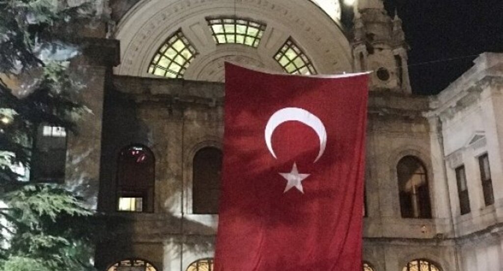Patlamada zarar gören camide şehitler için dua edildi