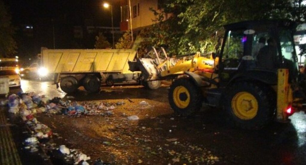 Sur'da çöpler toplanmaya başladı